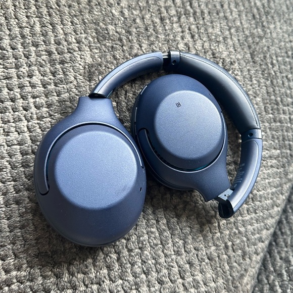 Sony WH-XB900n noise cancelling headphones in blue - Picture 3 of 3